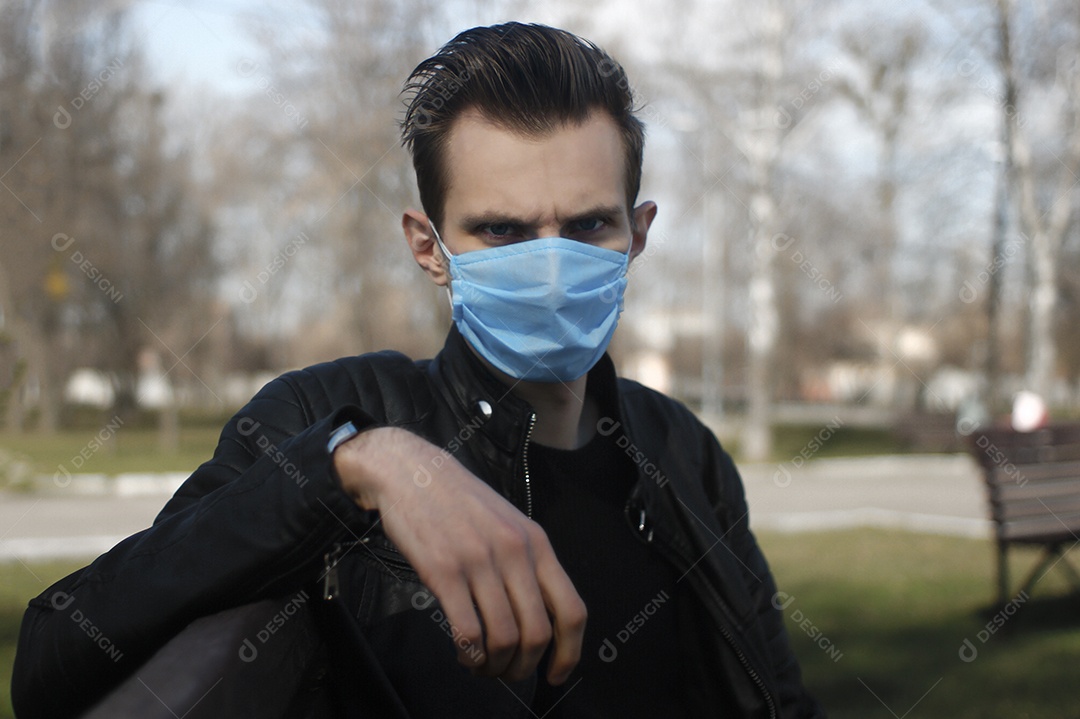 Homem de máscara serio em parque