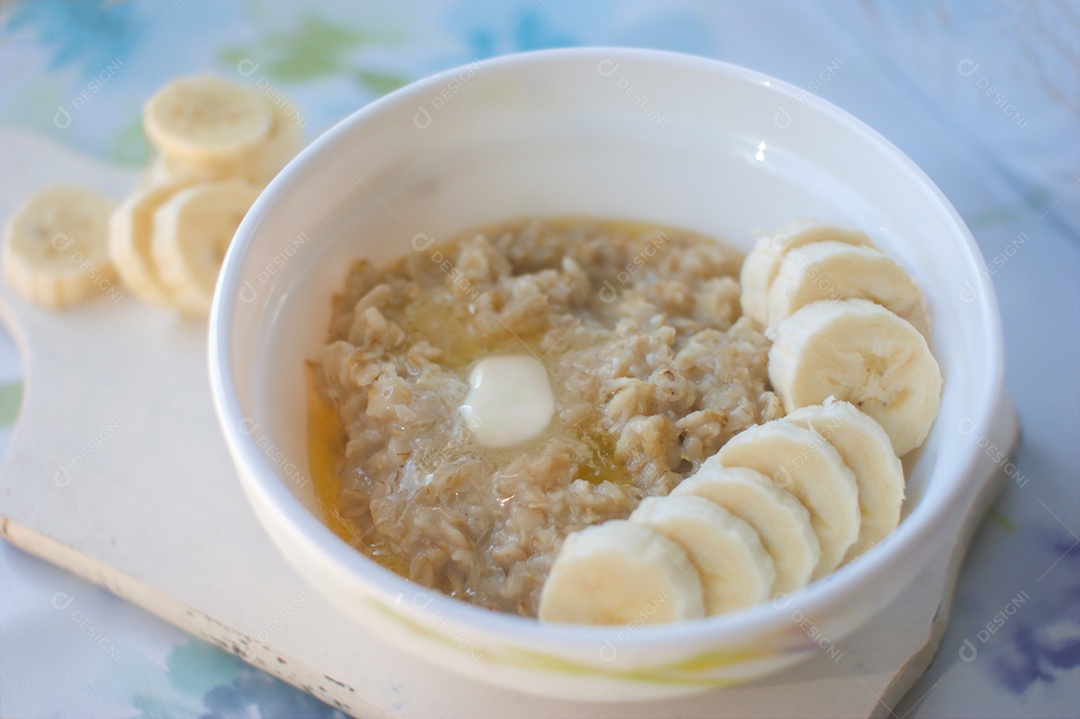 Mingau de aveia com rodelas de banana em fundo de pedra