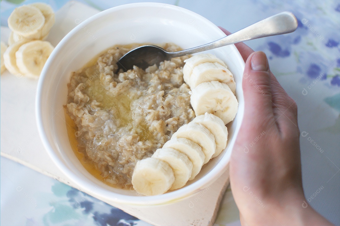Mingau de aveia com rodelas de banana em fundo claro