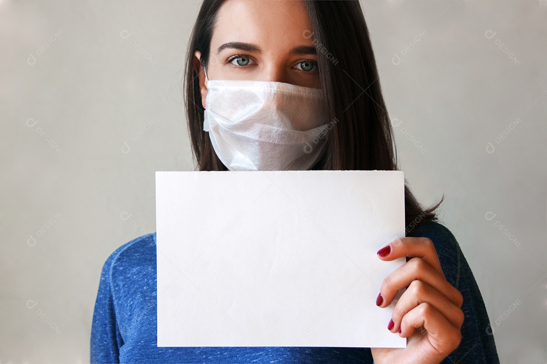 Mulher de máscara segurando papel em branco