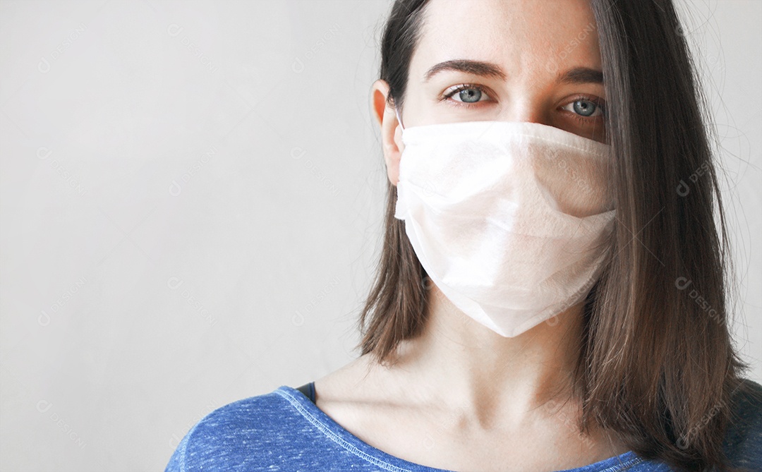 Mulher  de máscara evitando doenças