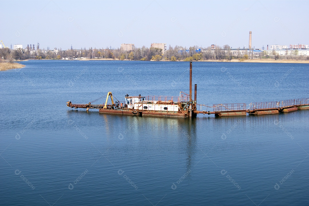 Grande bomba industrial para bombear areia do fundo do lago