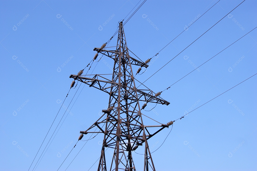 Torre de transmissão elétrica contra fundo de céu azul