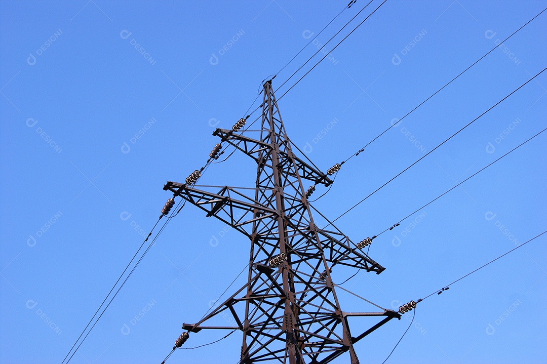 Torre de transmissão elétrica contra fundo de céu azul