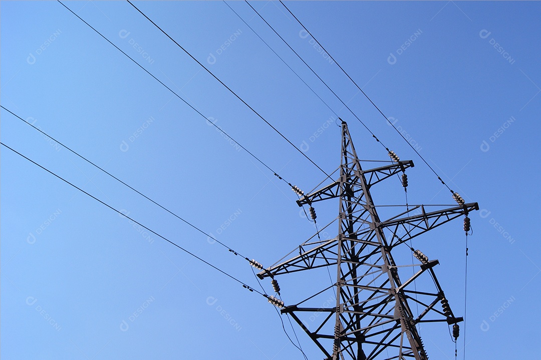 Torre de transmissão elétrica contra fundo de céu azul