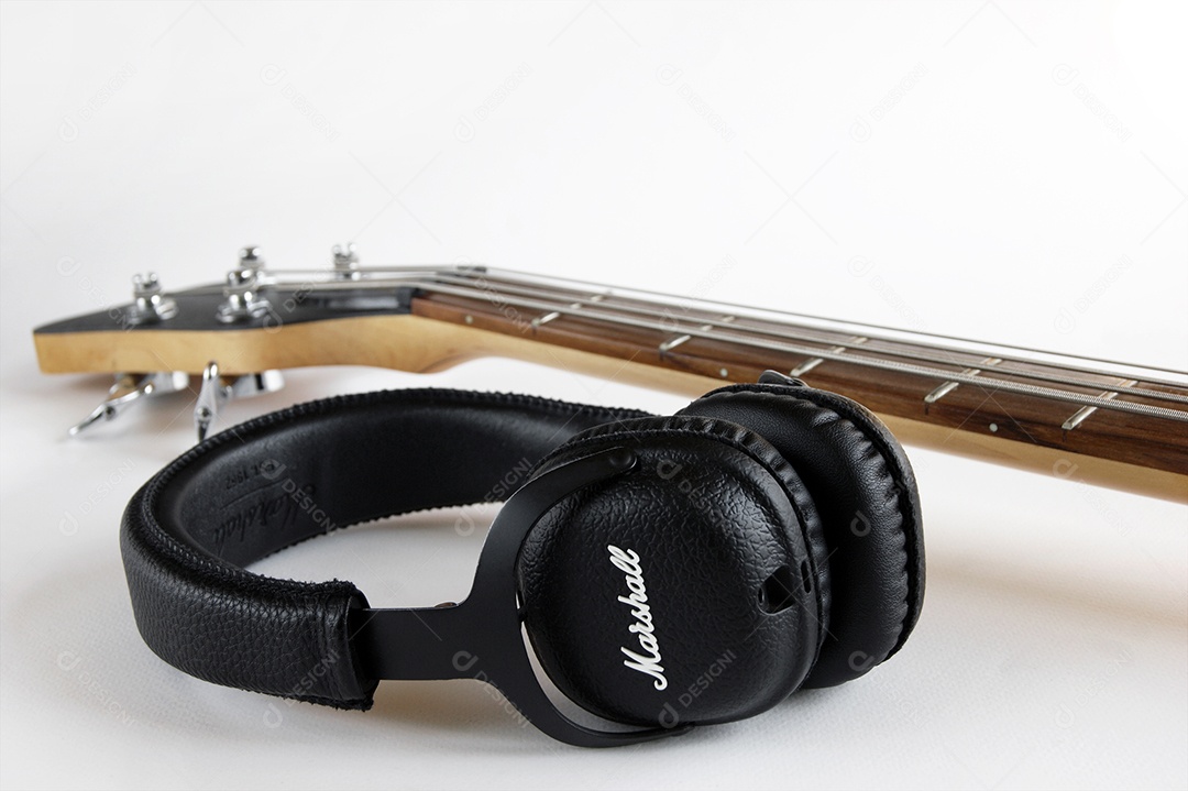 Fones de ouvido Bluetooth fio e escala de baixo em fundo branco