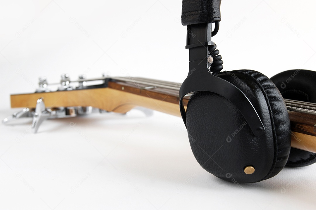 Fones de ouvido Bluetooth fio e escala de baixo em fundo branco