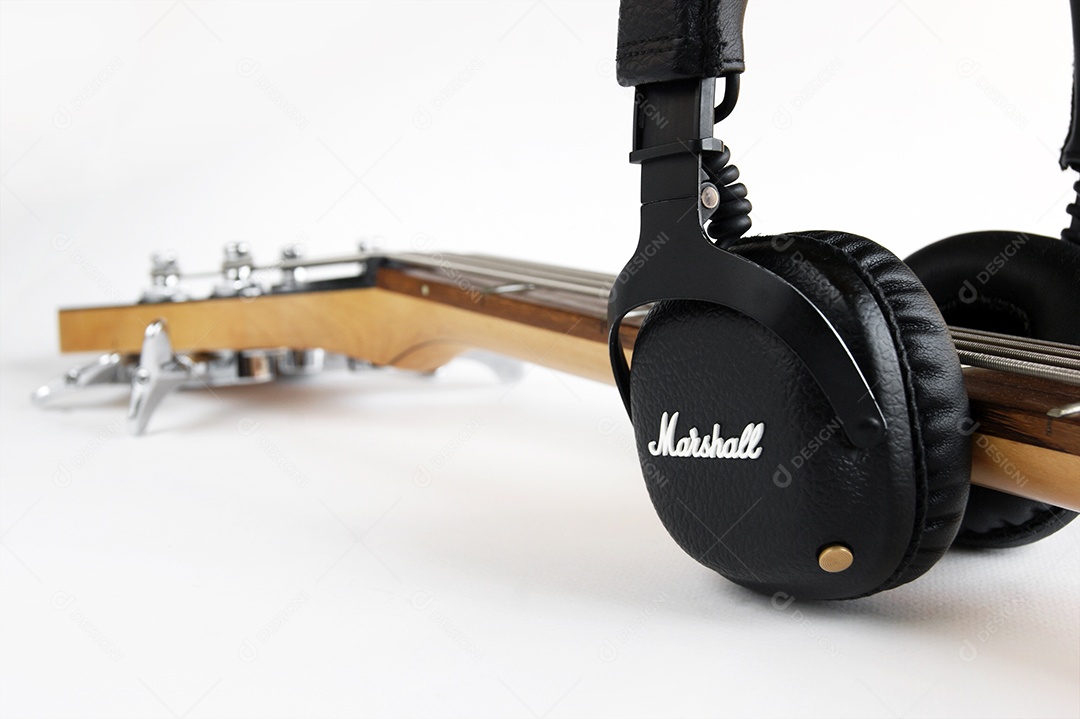 Fones de ouvido pretos portáteis e baixo em fundo branco