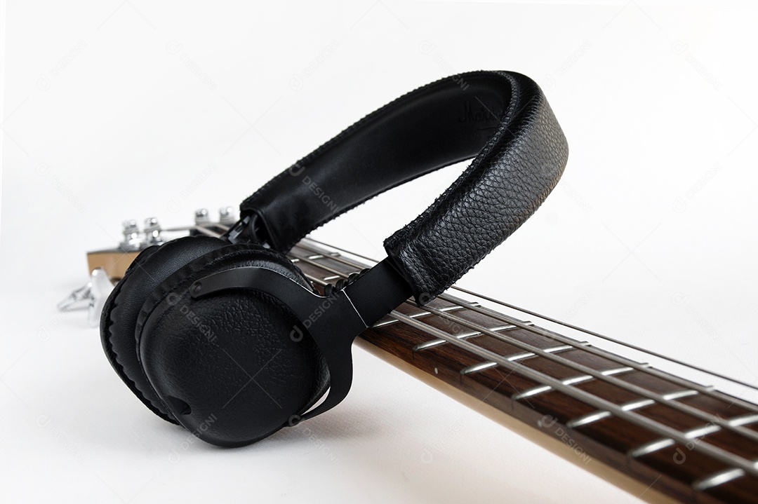 Baixo e um fone de ouvido portátil