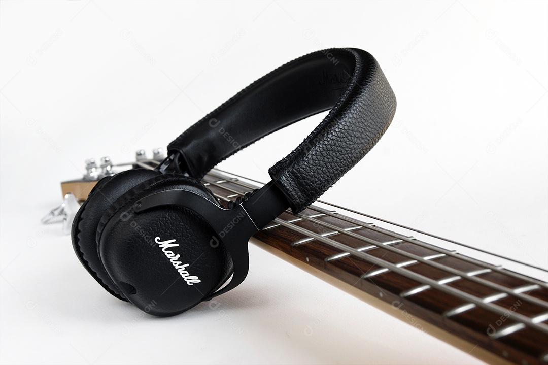 Baixo e um fone de ouvido preto portátil