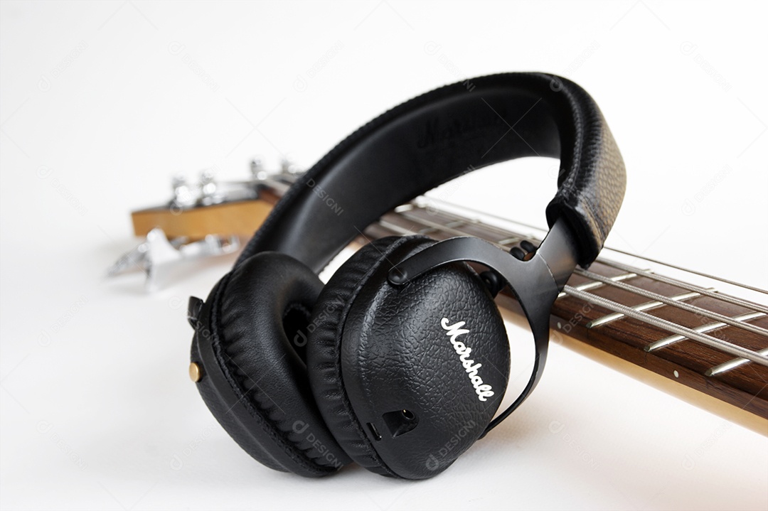 Fones de ouvido pretos portáteis e baixo em fundo branco