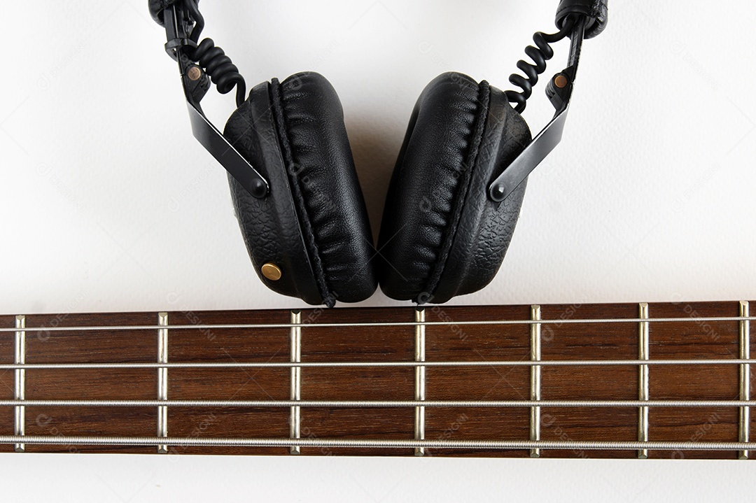 Braço de baixo e fone de ouvido sobre fundo branco