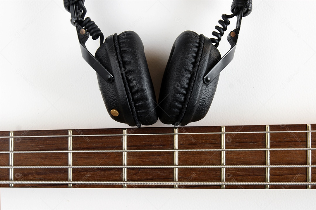 Fones de ouvido Bluetooth fio e escala de baixo em fundo branco