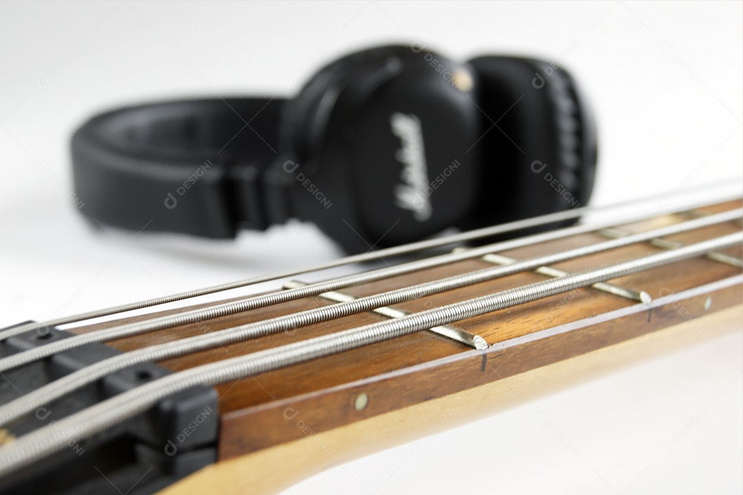 Braço de baixo e fone de ouvido sobre fundo branco