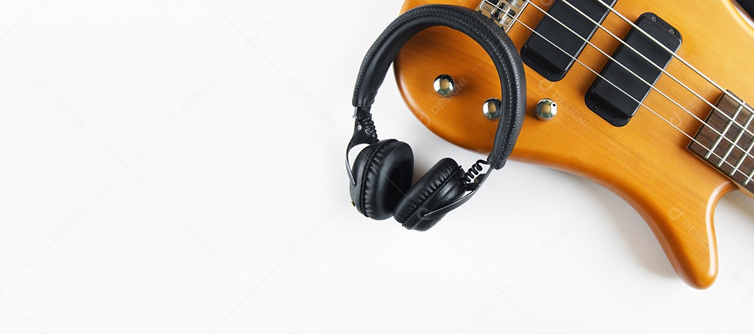 Baixo e um fone de ouvido portátil