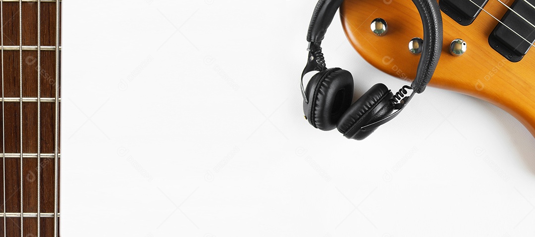 Fones de ouvido pretos portáteis e baixo em fundo branco