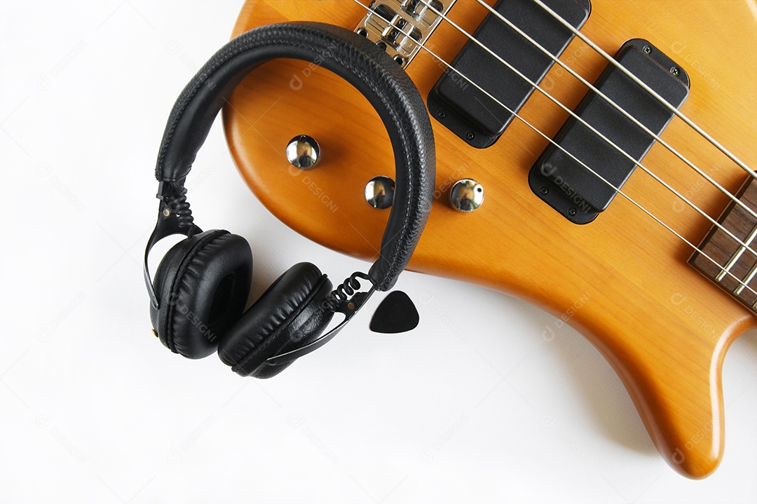 Fones de ouvido pretos portáteis e baixo em fundo branco