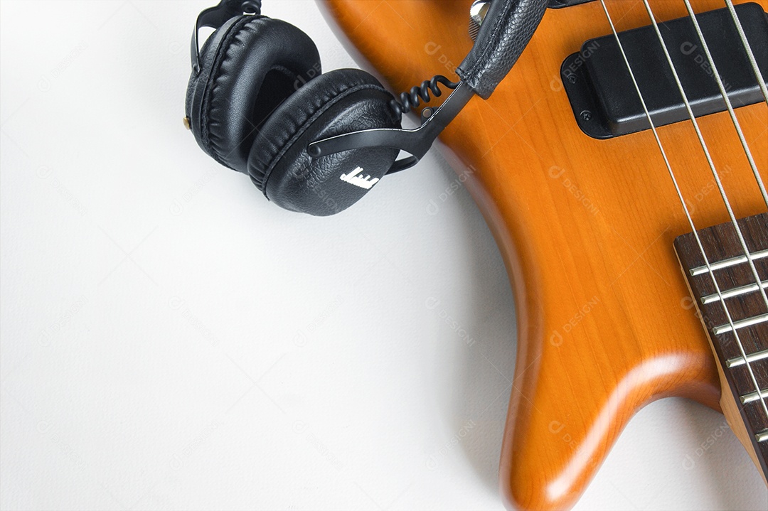 Baixo e um fone de ouvido preto portátil