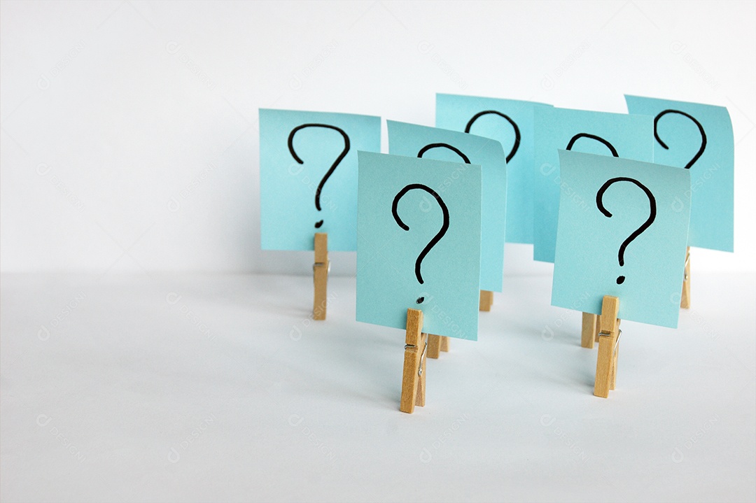 Vários prendedor com papeis pendurado azul e amarelo fundo branco