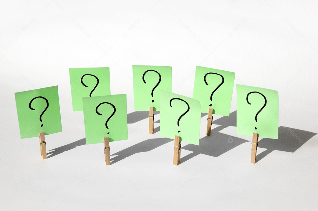 Vário post it verdes pendurados em prendedor