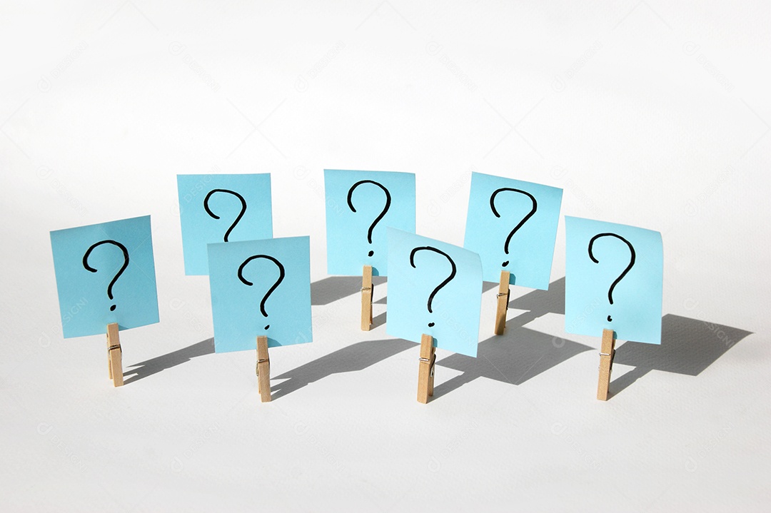Vários papeis de post it azul com desenho de interrogação pregados
