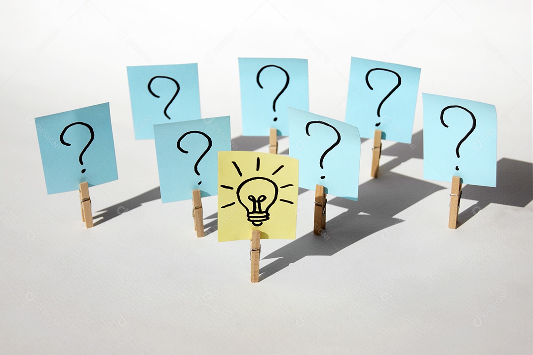 Grupo de prendedores com papeis post it pregados sobre fundo branco