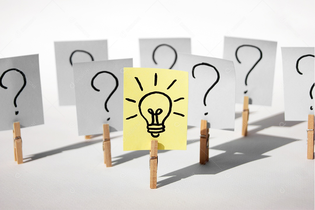 Filas de prendedor com papel pregados