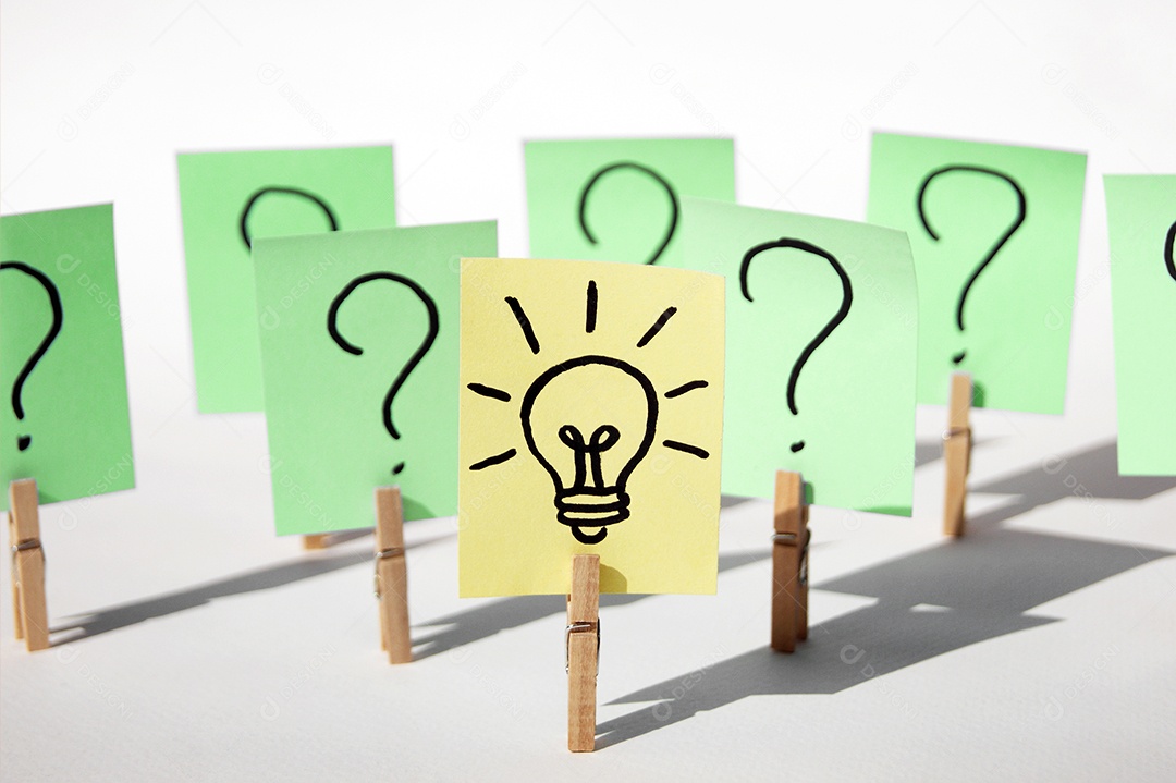 Vários prendedor com papeis pendurado verde e amarelo fundo branco