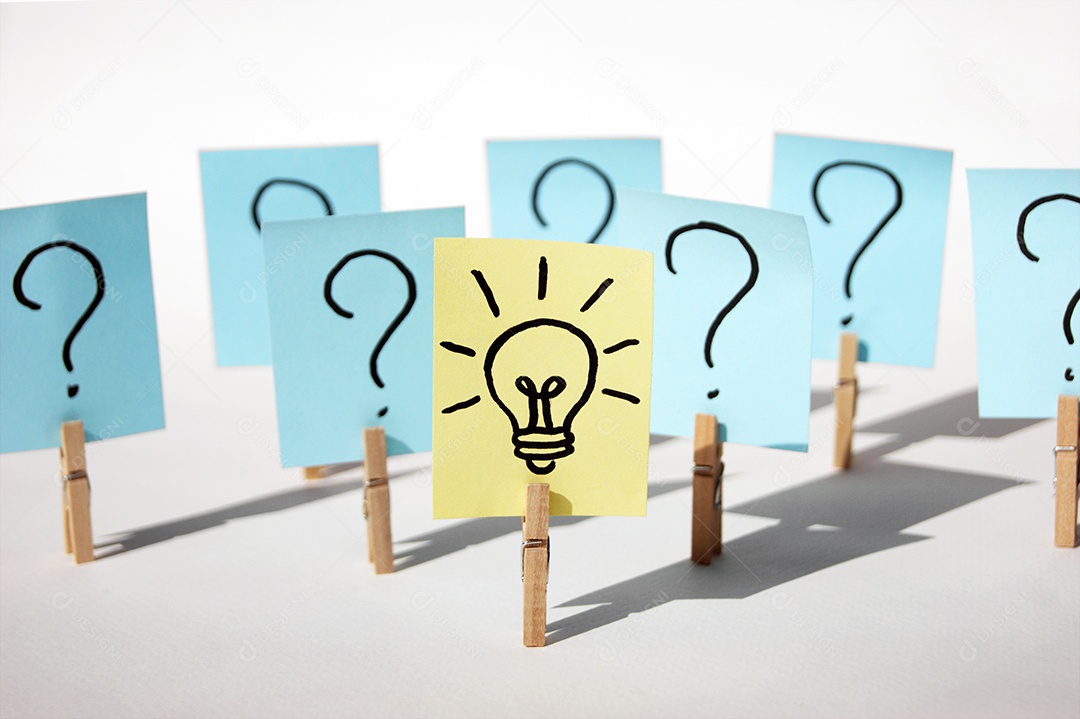 Filas de prendedor com papel pregados