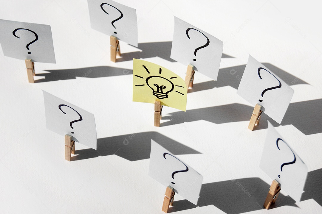 Vários post it pendurado em prendedores sobre fundo branco