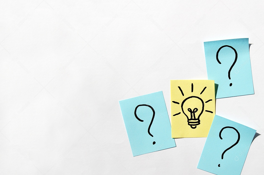 Quatro papel post it escrito nas cores azuis e amarelo sobre fundo branco