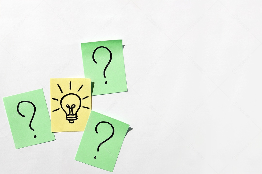 Papel post it com interrogação e desenho de lâmpada verde e amarelo