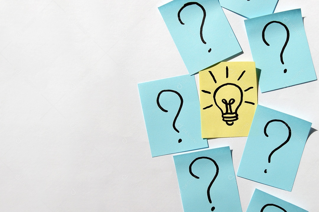 Vários post it azuis com interrogação e desenho de lâmpada