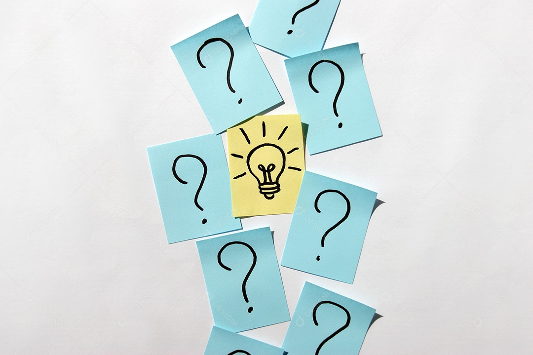 Vários post it azuis com interrogação e desenho de lâmpada