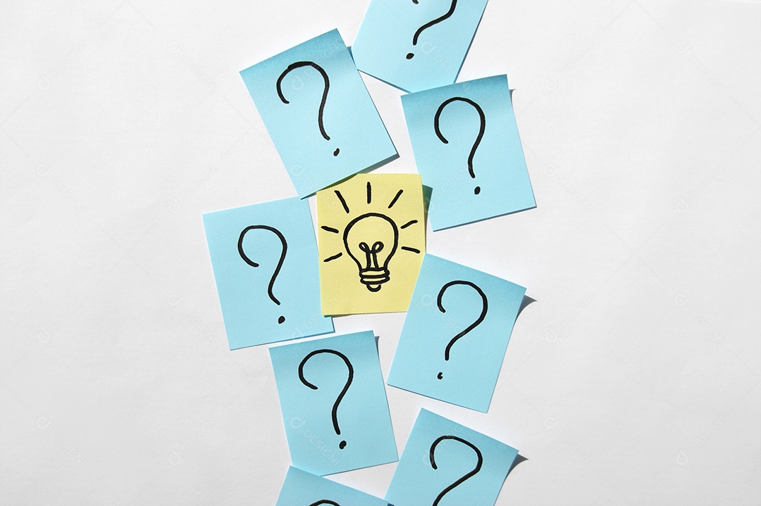 Vários post it azuis com interrogação e desenho de lâmpada