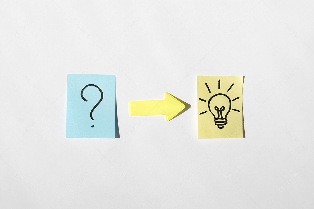 Papel post it escrito e desenhado sobre fundo isolado branco