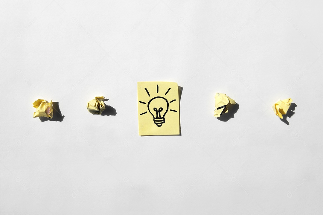 Papel post it ao centro e outros amassado ao redor