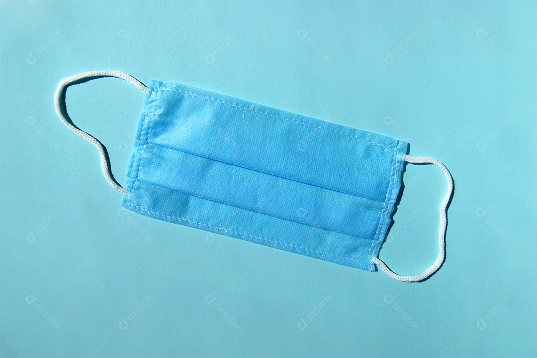 Máscara azul em fundo isolado azul