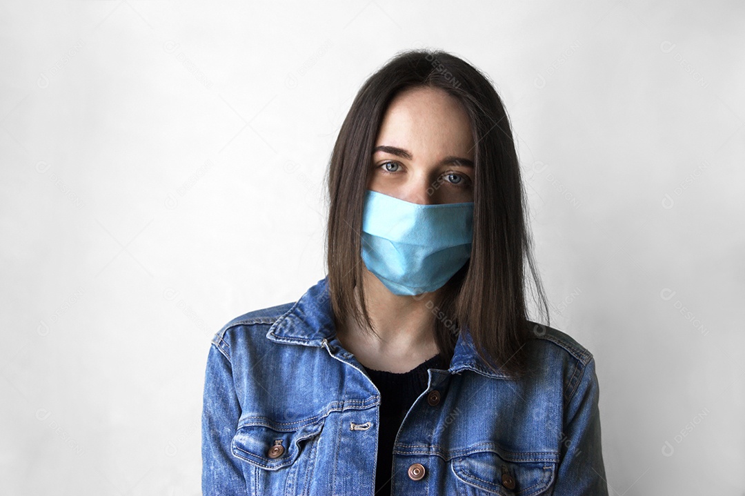 Mulher de jaqueta jeans usando máscara azul