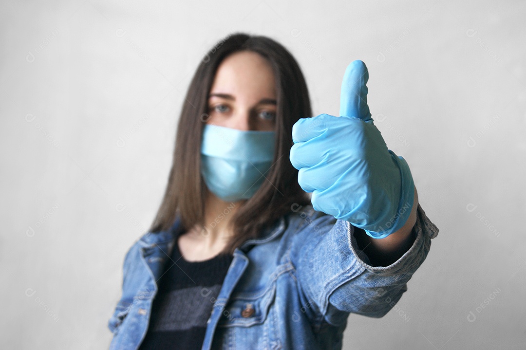 Mulher de máscara e cabelos solto fazendo gesto de beleza