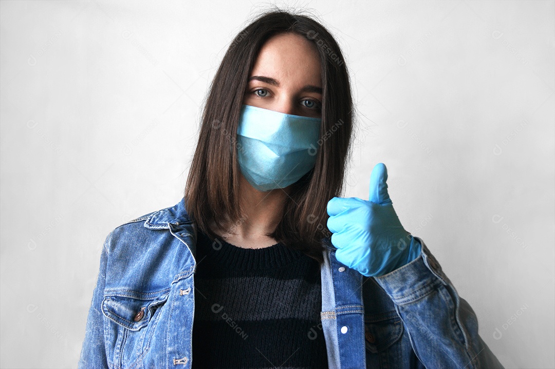 Mulher de máscara e luvas fazendo gesto de beleza