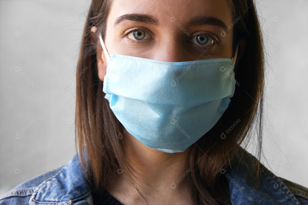 Mulher de olhos claros usando máscara azul