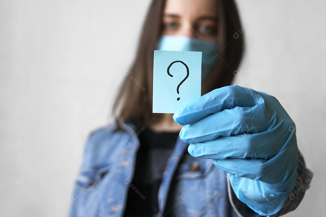 Mulher com luva segurando papel escrito com interrogação