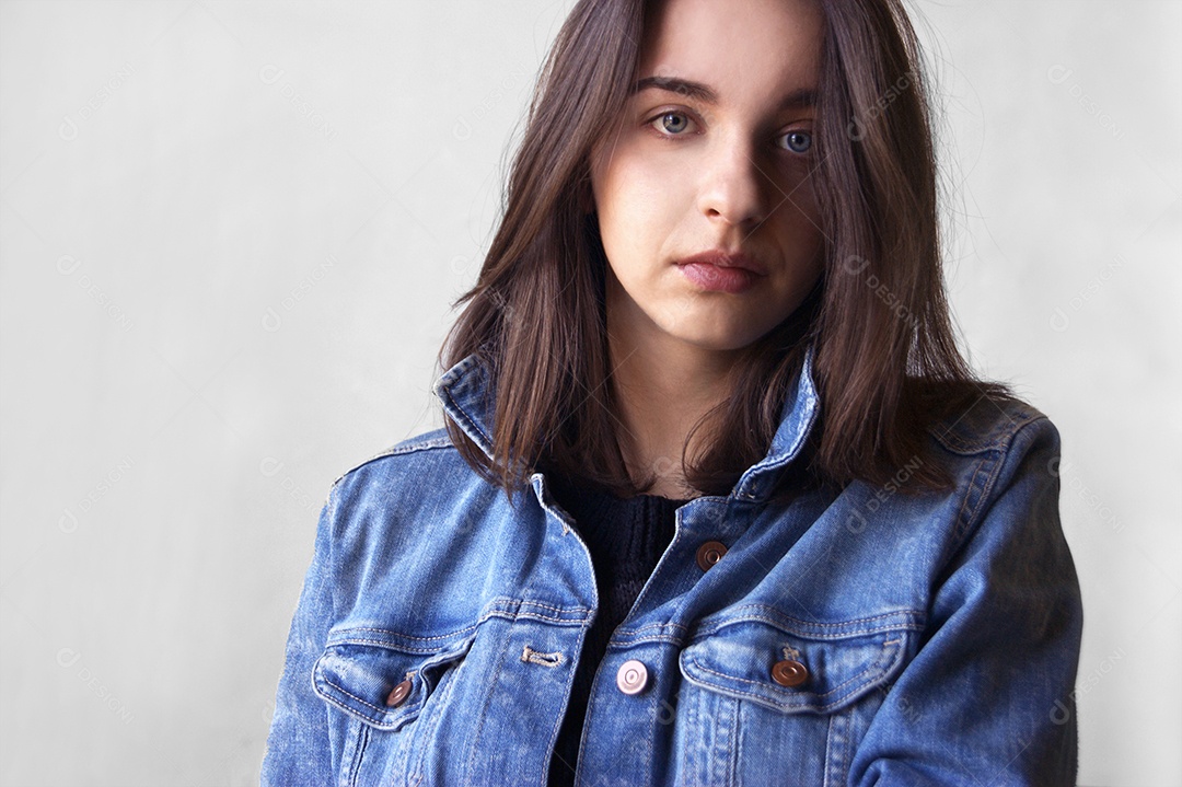 Linda jovem de olhos claros