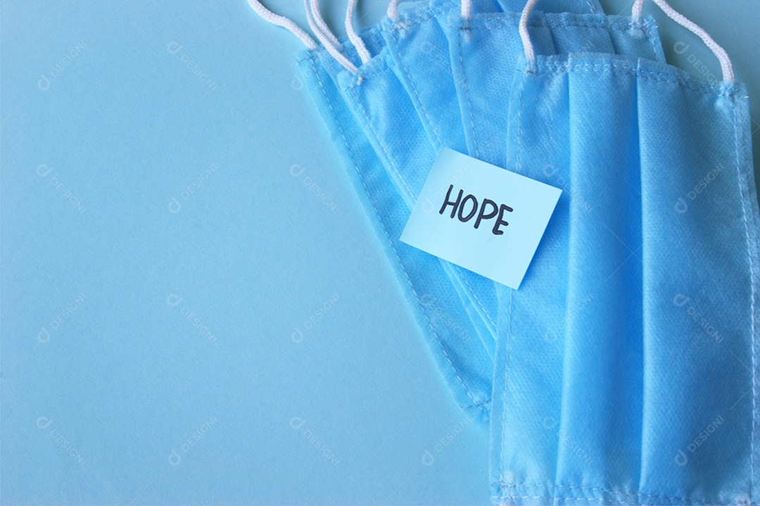 Máscara azuis e papel escrito esperança sobre fundo azul