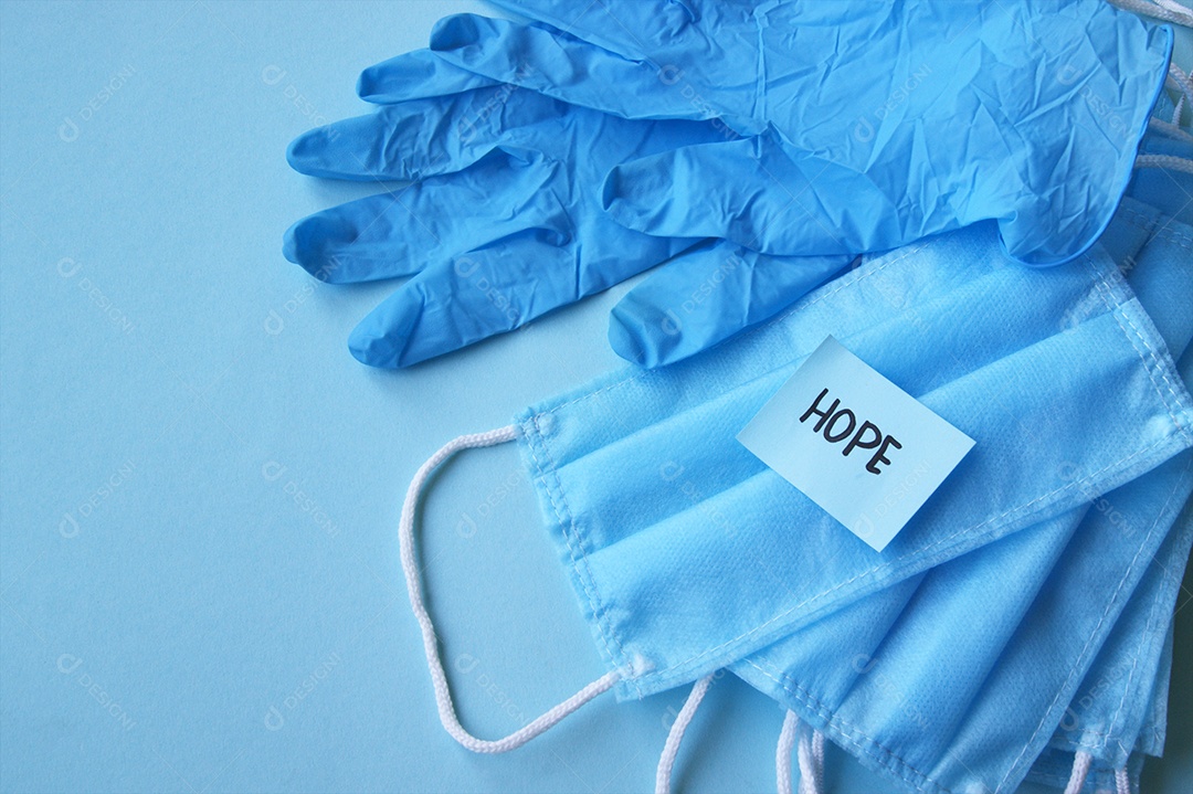 Máscaras e luvas hospitalar e papel post it escrito esperança