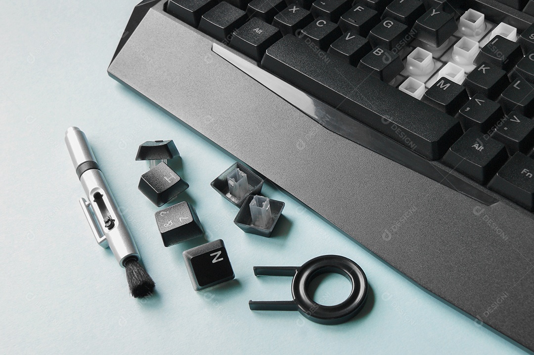 Teclado sendo limpo com teclas retiradas