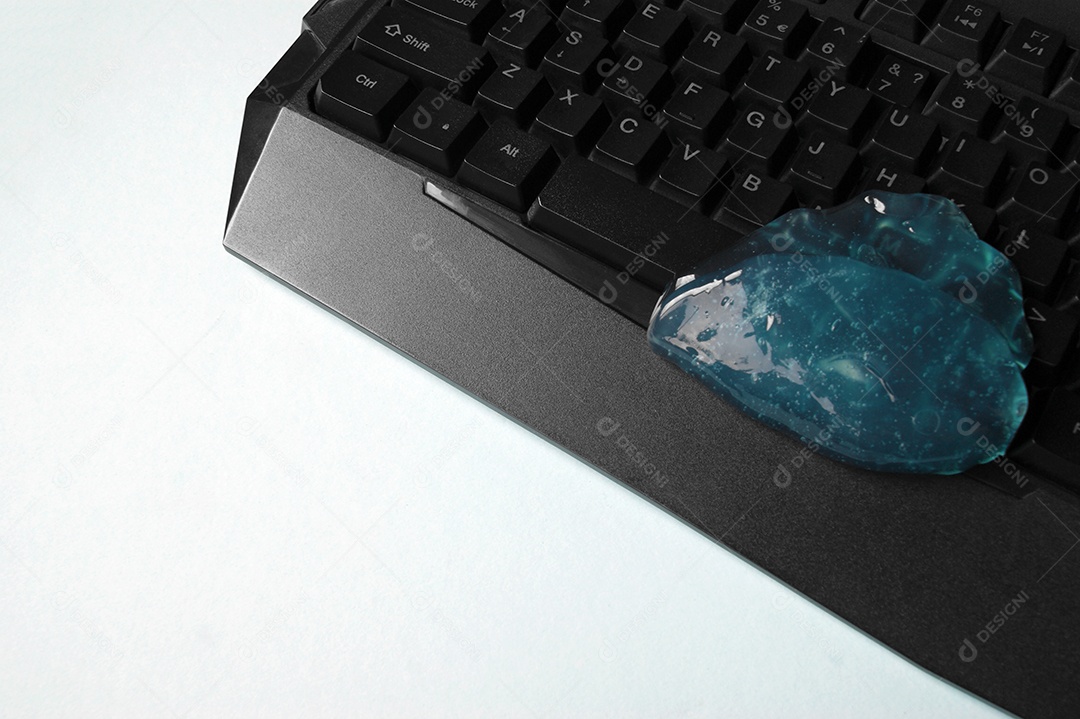 Gel de limpeza azul sobre teclado