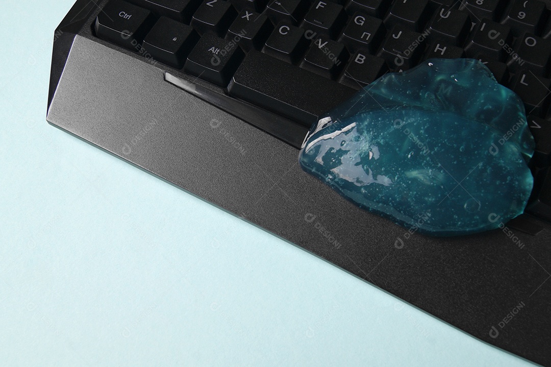 Gel de limpeza azul sobre teclado