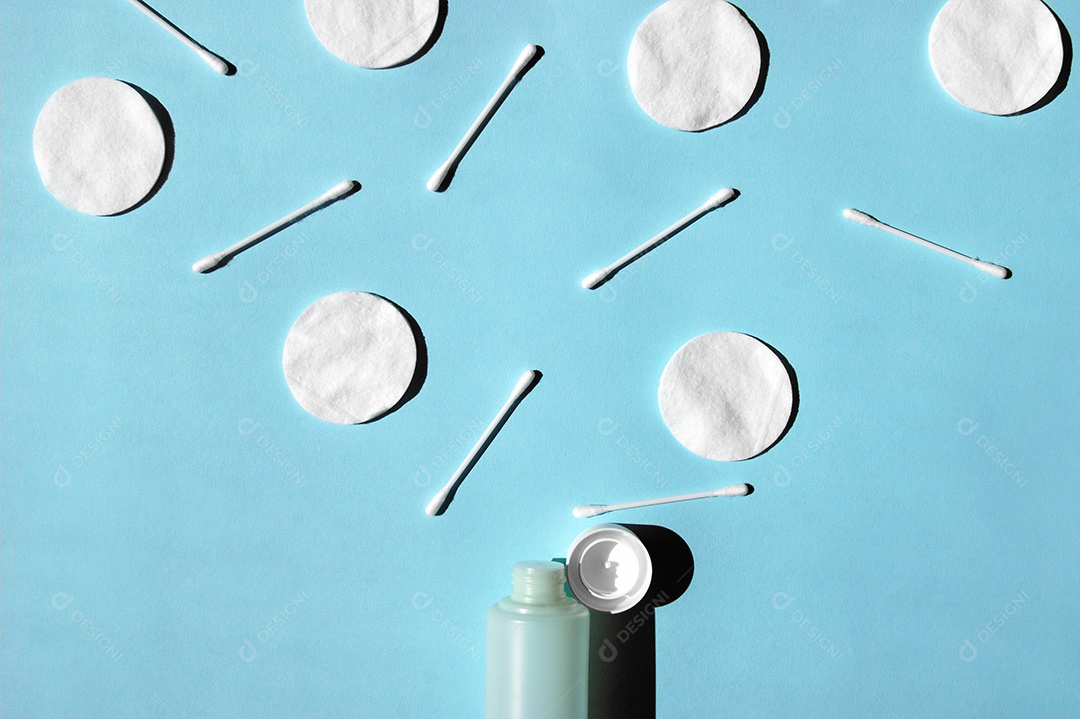 Disco de algodão e cotonetes demaquilante sobre fundo azul